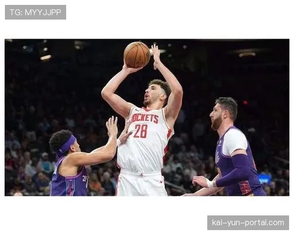 申京伤退瞬间全场寂静,队医第一时间冲入场内